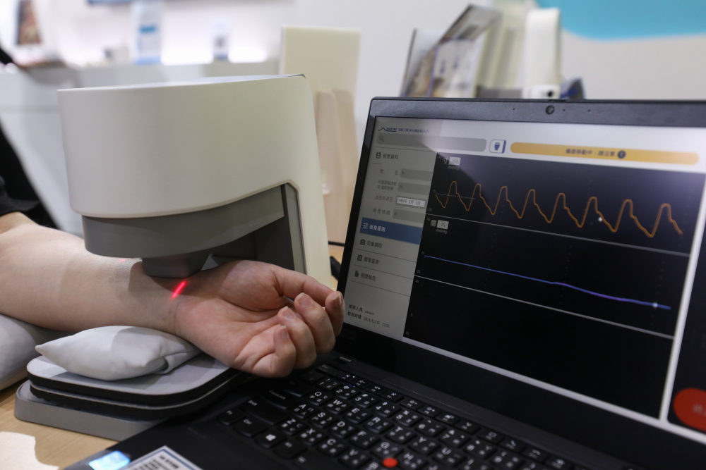 vinbet浩博耘康脈象檢測系統透過電腦精準控制升降系統，還原中醫師三指把脈過程的舉、按、尋手法，將脈象感受轉化成數據，未來可結合大數據分析，實現智慧醫療及準確性